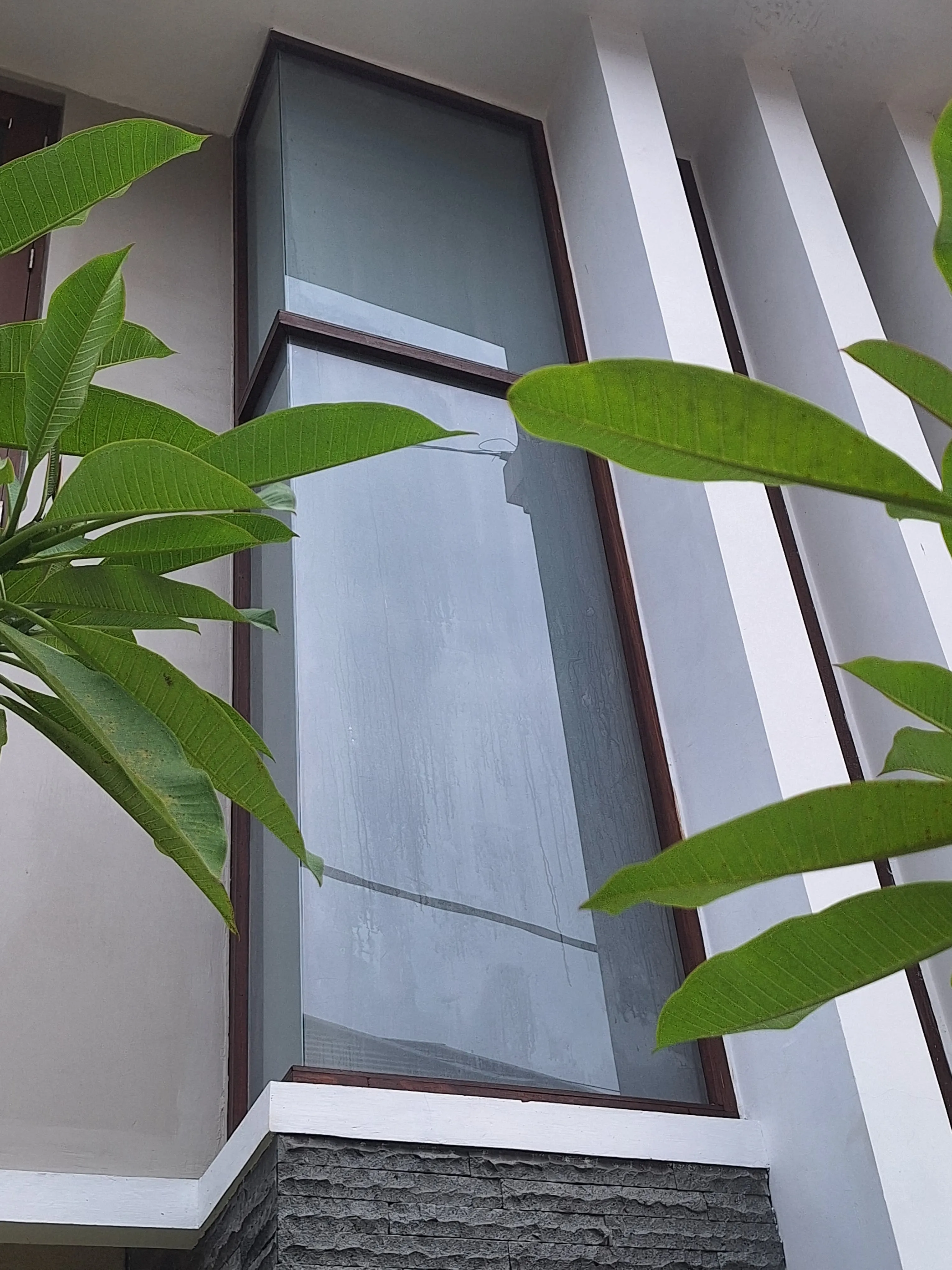 Detail pemasangan kaca film sandblast pada partisi kaca kantor