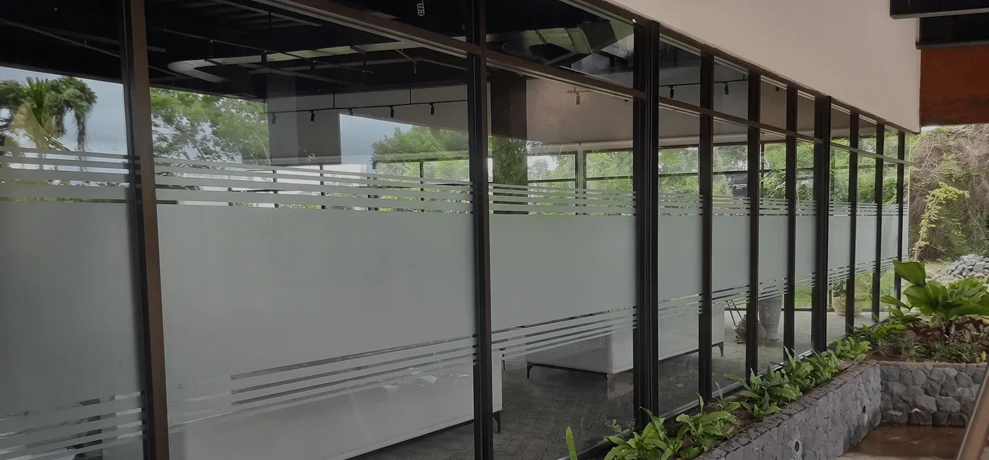 Ruangan kantor dengan kaca film sandblast bergaris untuk privasi