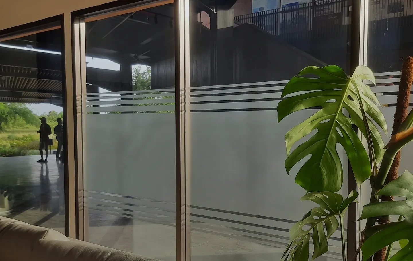 Ruangan kantor dengan kaca film sandblast bergaris untuk privasi